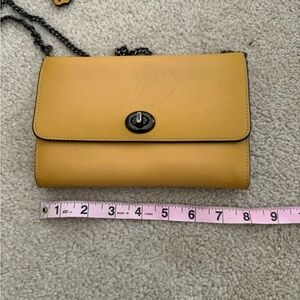Coach Wallet on Chain - Yellow